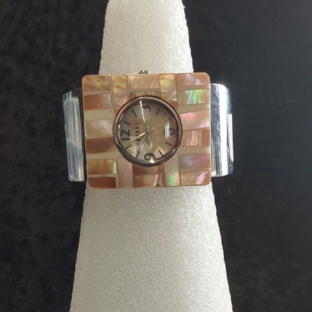 Elegant Mother of Pearl Women's Watch - Picture 2 of 3